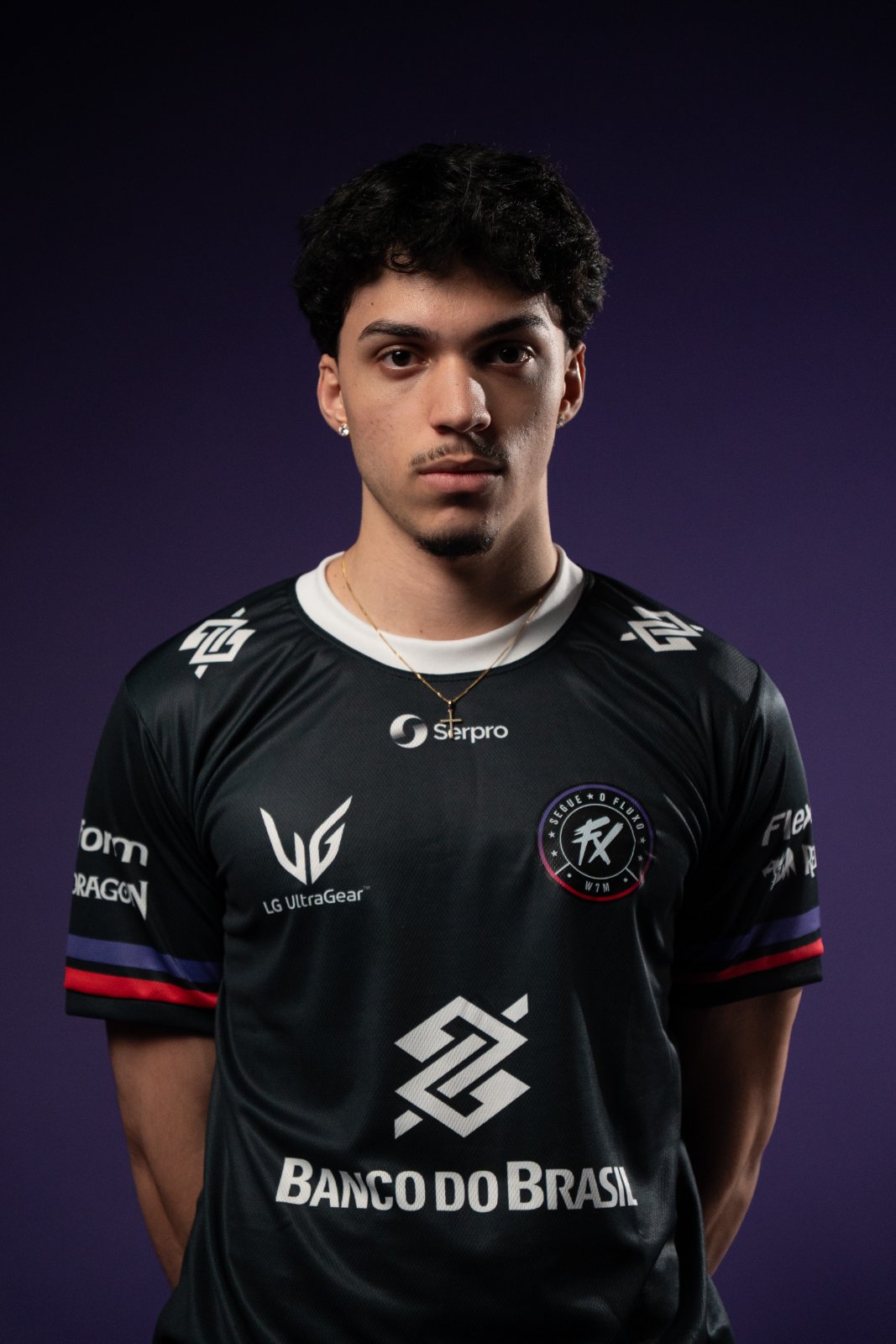Retrato de Nuti, pro player de Fortnite, de frente, com camisa de time